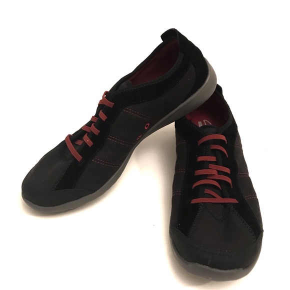 black and red clarks